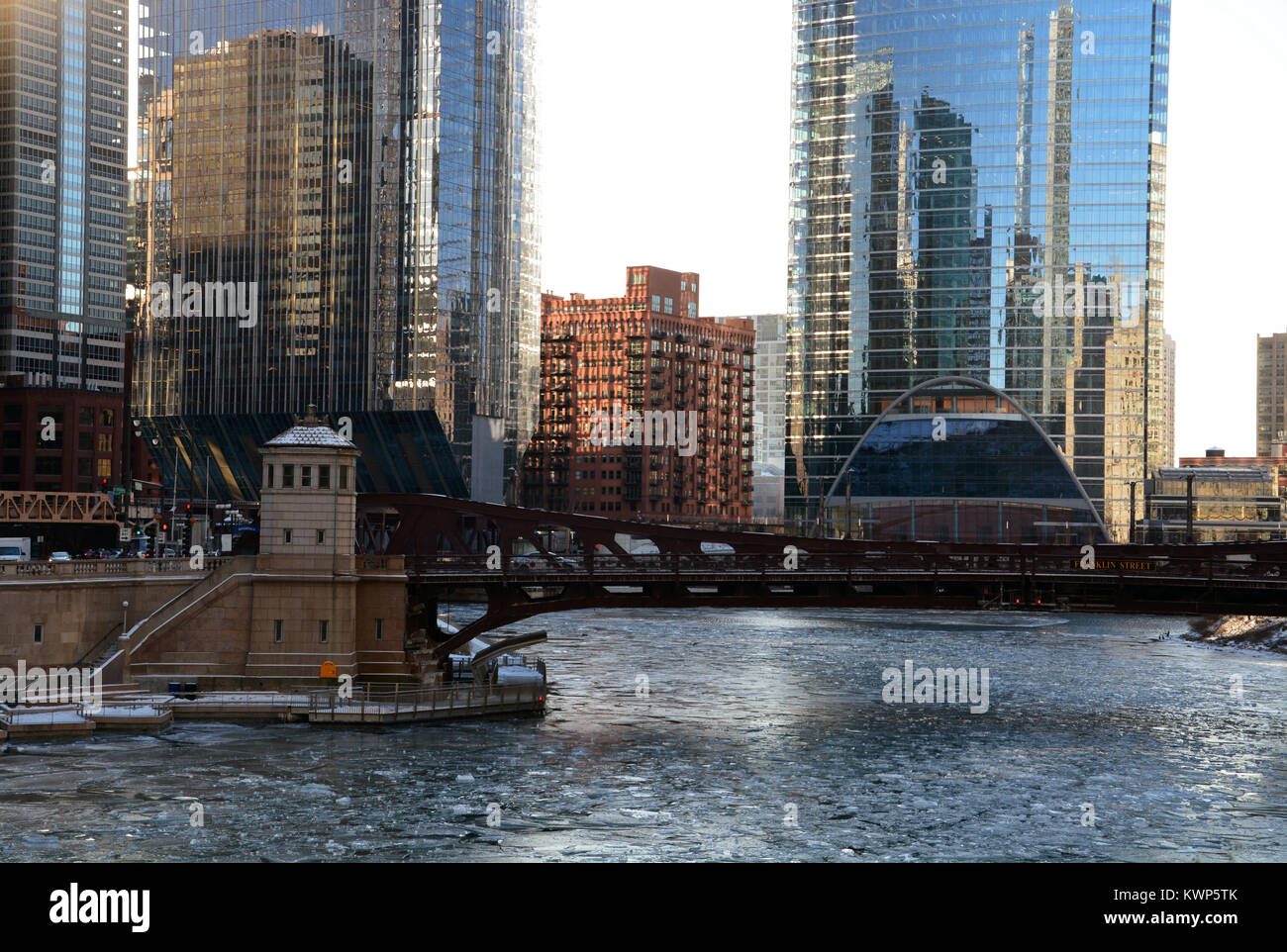 Eis Staus den Chicago River aus Wolfs Punkt als gefährlich kalten Januar Temperaturen die Stadt in eine Tiefkühltruhe. Stockfoto