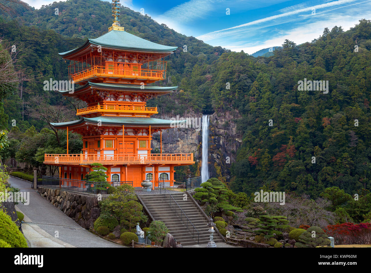 WAKAYAMA, Japan - 19. NOVEMBER 2015: Pagode des Seiganto-ji-Tempel in Nachi Katsuura mit Nachi keine Taki fallen, ein uneco Weltkulturerbe. Stockfoto