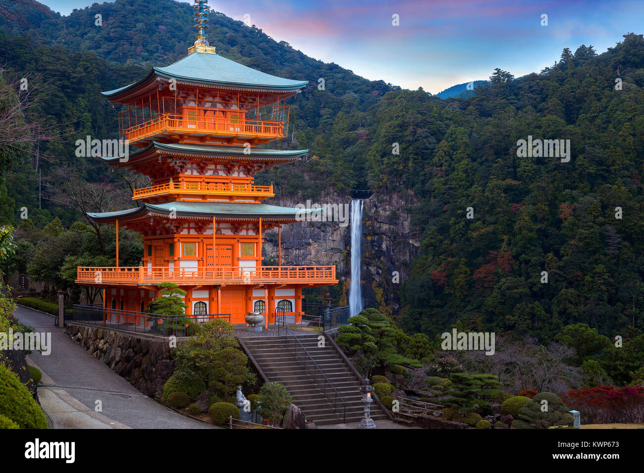 WAKAYAMA, Japan - 19. NOVEMBER 2015: Pagode des Seiganto-ji-Tempel in Nachi Katsuura mit Nachi keine Taki fallen, ein uneco Weltkulturerbe. Stockfoto