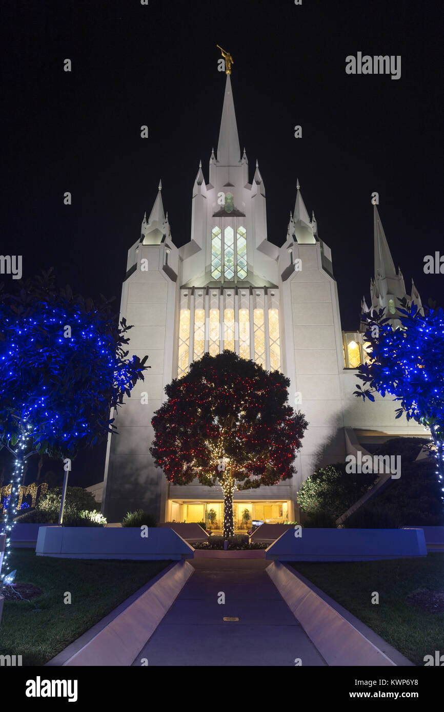 San Diego Kalifornien Tempel Exterieur, ein Kirche Jesu Christi der Heiligen der Letzten Tage und später in La Jolla Kalifornien bei Nacht Stockfoto