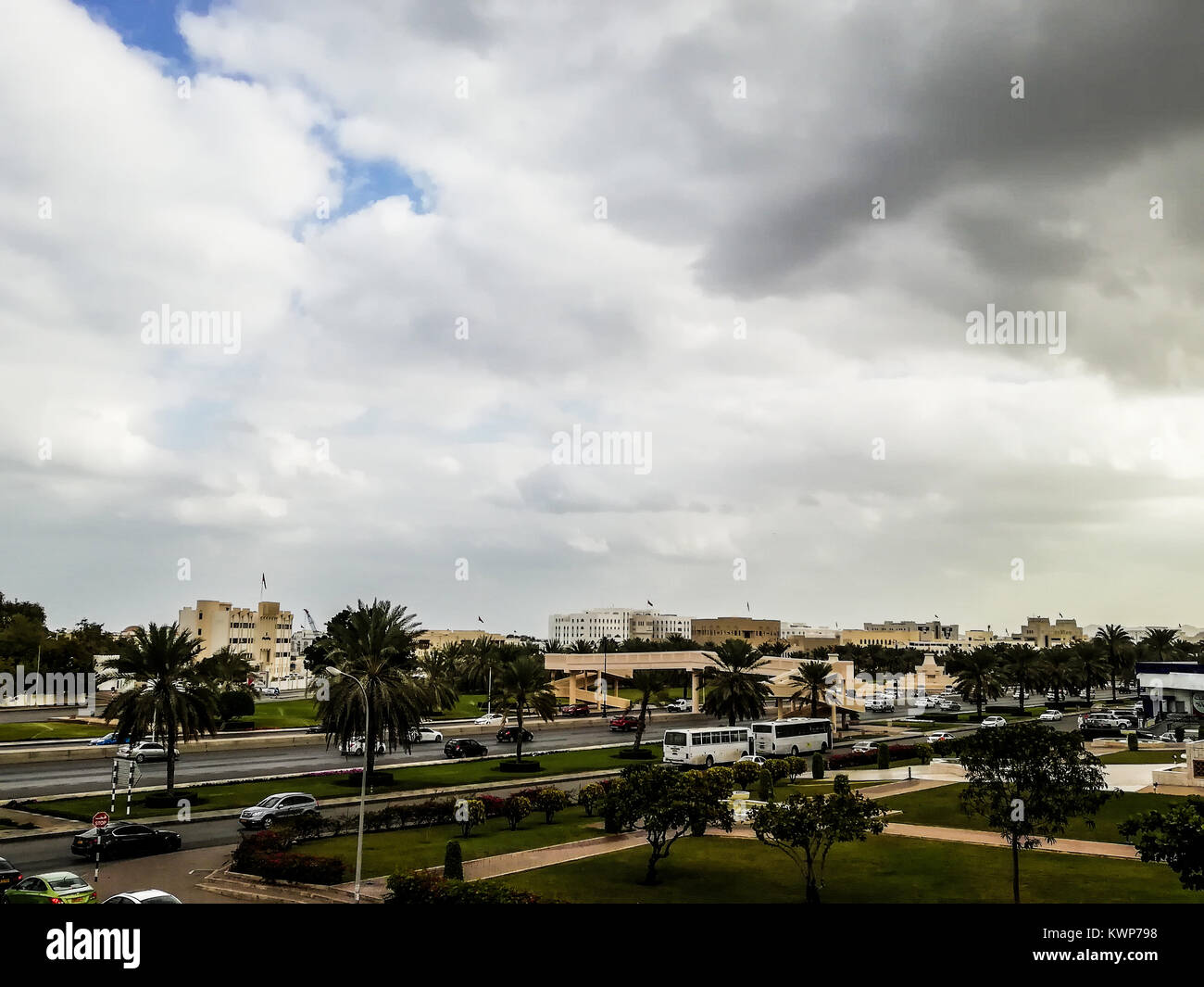 Al Khuwair Zawawi Moschee rechte Ansicht vor Muscat Hauptstraße in Wetter in schönen Himmel mit viel Grün Muscat Oman, Muscat, Regen Stockfoto