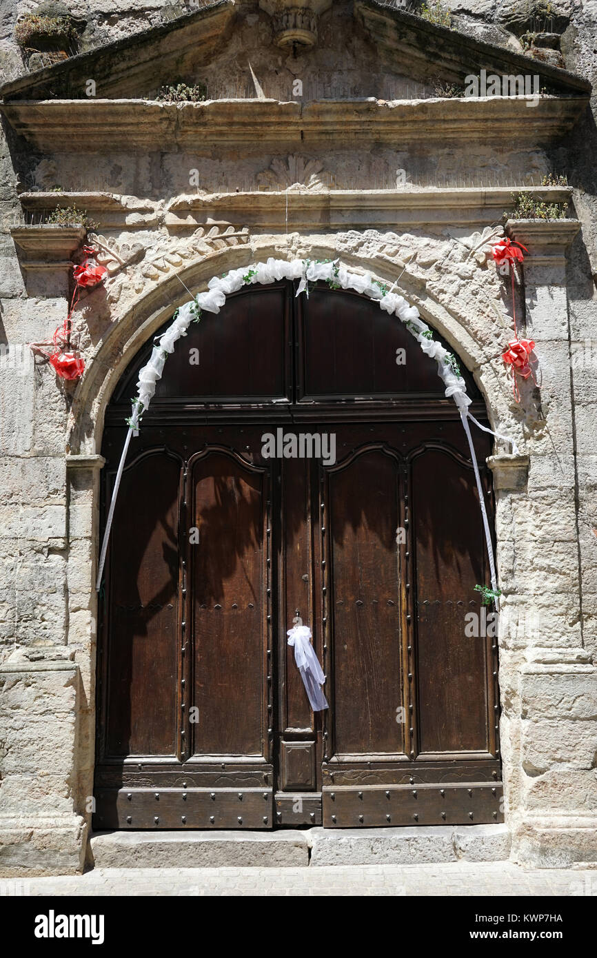 Tür der Eglise de Tourves, Frankreich Stockfoto