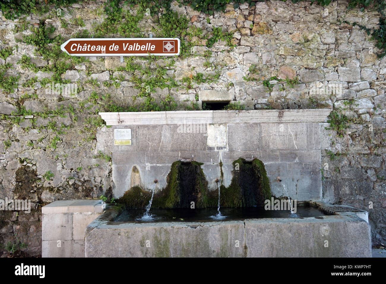 TOURVES, Frankreich - ca. Juli 2015 Brunnen in der Nähe der Wand und Zeichen Valbelle Stockfoto