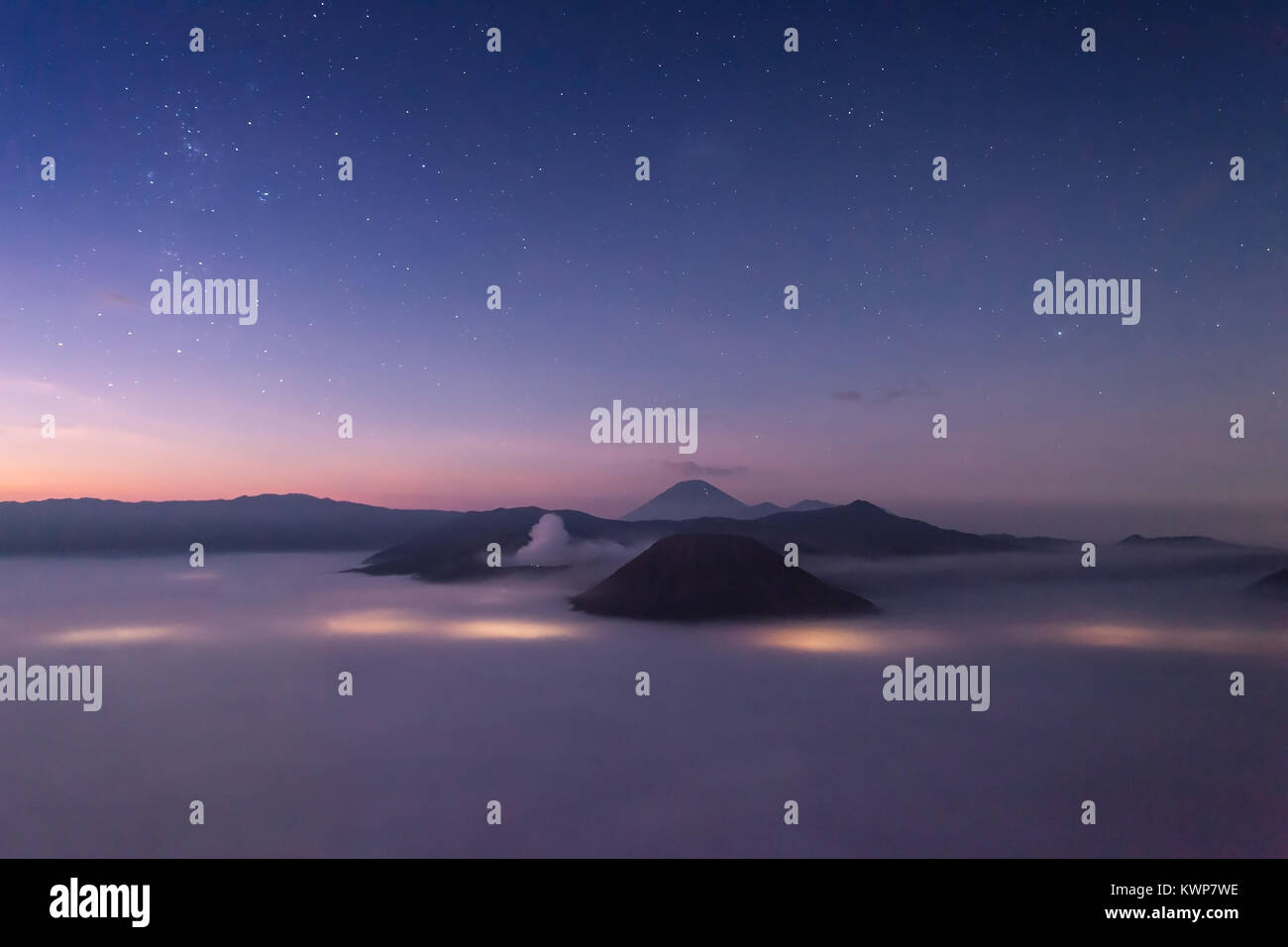 Bromo, Batok und Semeru Vulkane in der Nacht, Insel Java, Indonesien Stockfoto