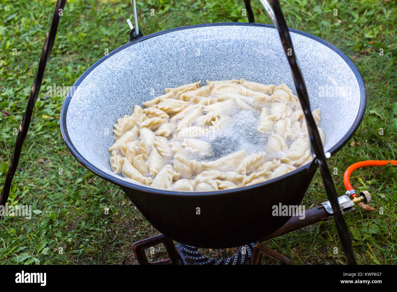 Kochen traditionellen Ukrainer Gerichte vareniki große metal pot Kessel auf Gas Lagerfeuer im Freien Stockfoto