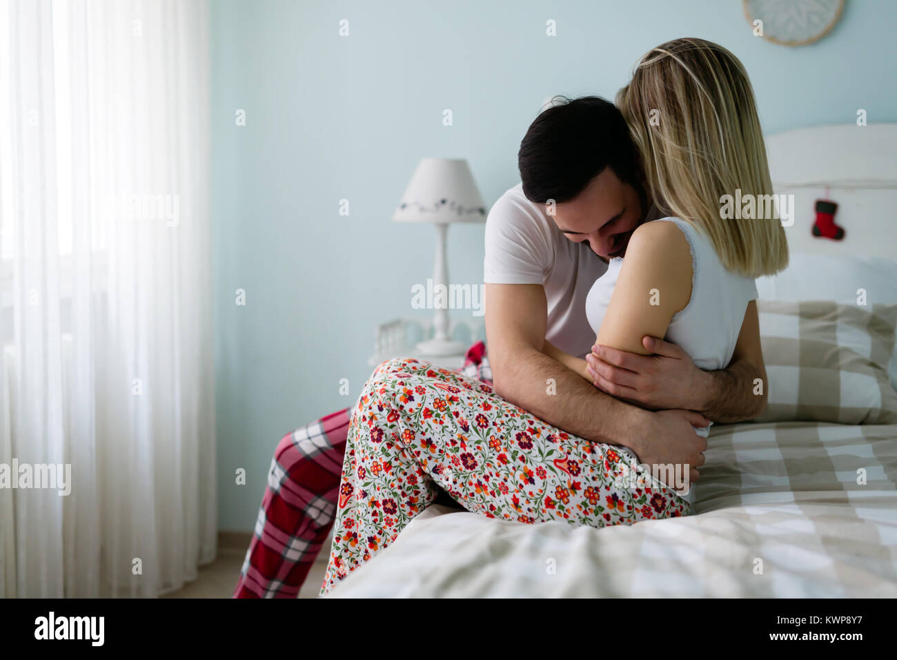 Junge attraktive Paar romantische Zeit im Bett Stockfoto