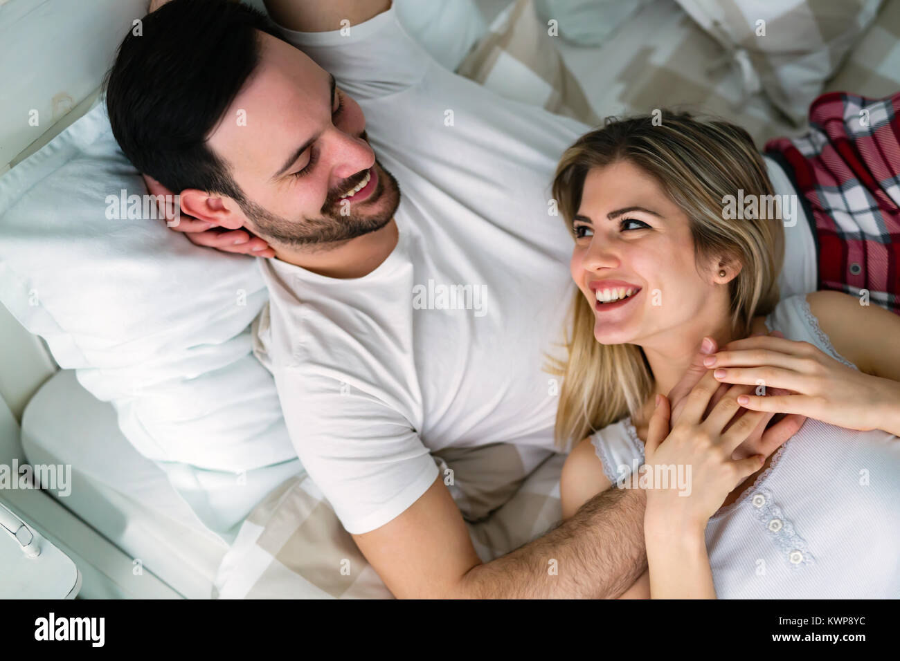 Junge attraktive Paar romantische Zeit im Bett Stockfoto