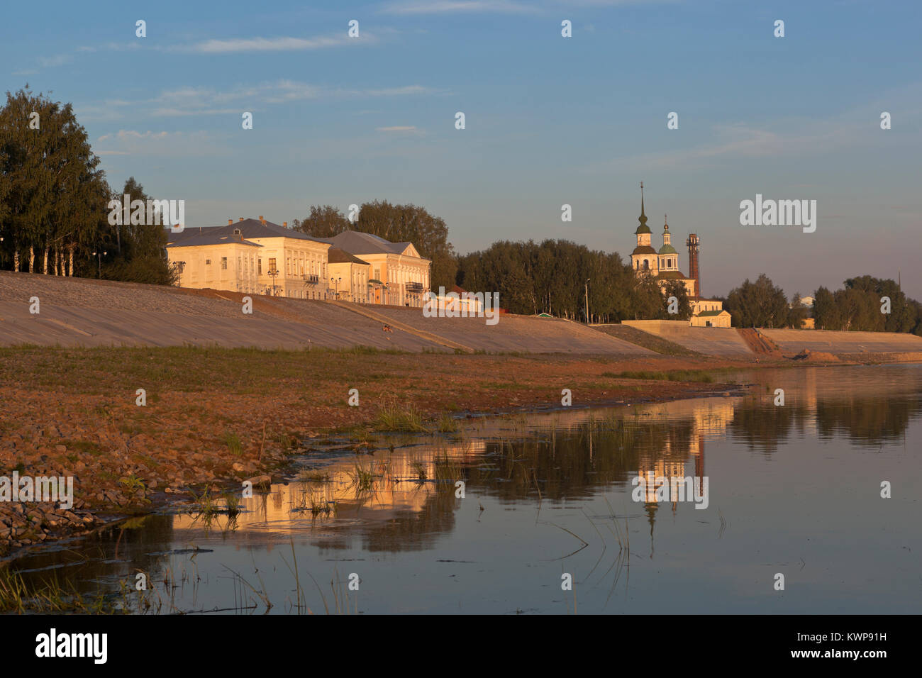 Kai Fluss Sukhona in den Strahlen der untergehenden Sonne in der Stadt Weliki Ustjug, Wologda Gebiet, Russland Stockfoto