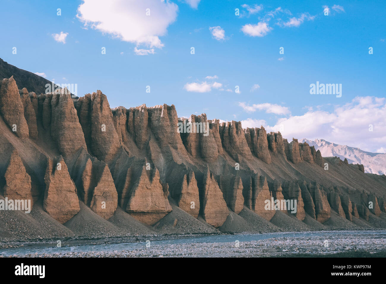 Majestic malerischen natürlichen Formationen und Mountain River in den indischen Himalaya Ladakh region Stockfoto