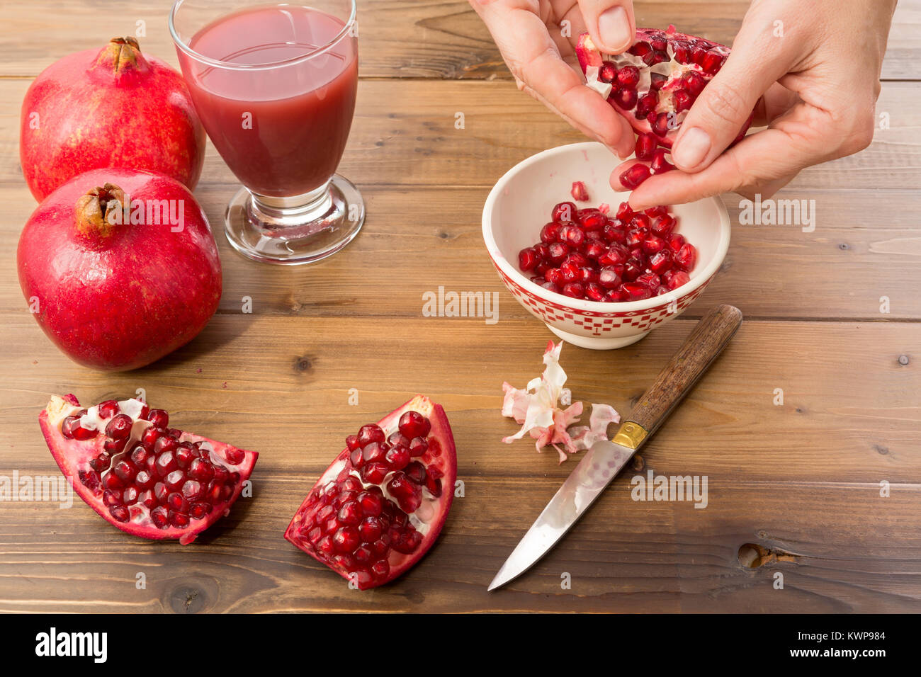 Hände, Saft des Granatapfels Obst Samen Stockfoto