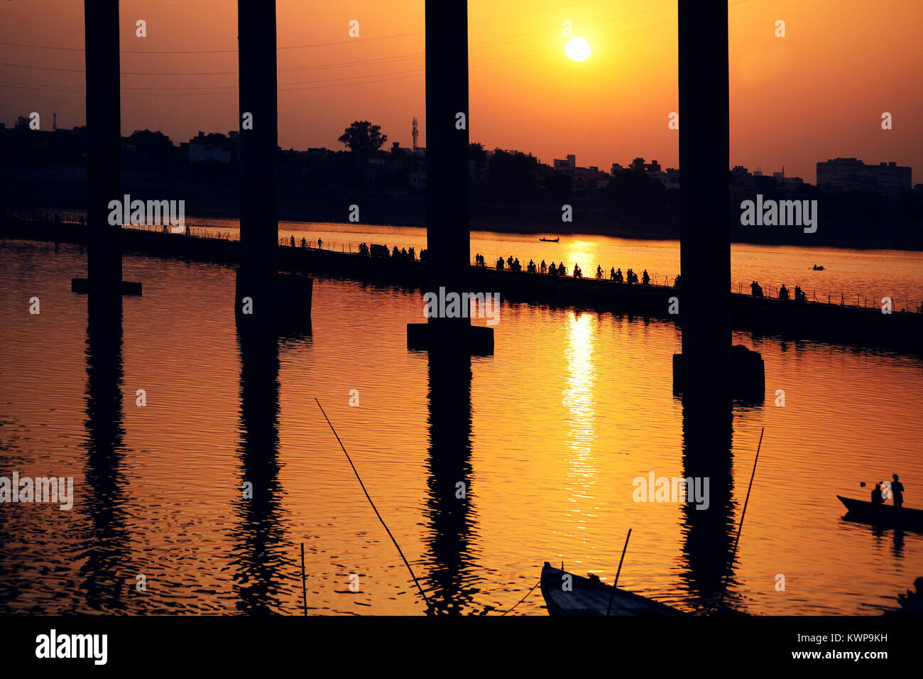 Ganges und Menschen bei Sonnenaufgang in Varanasi, Indien Stockfoto