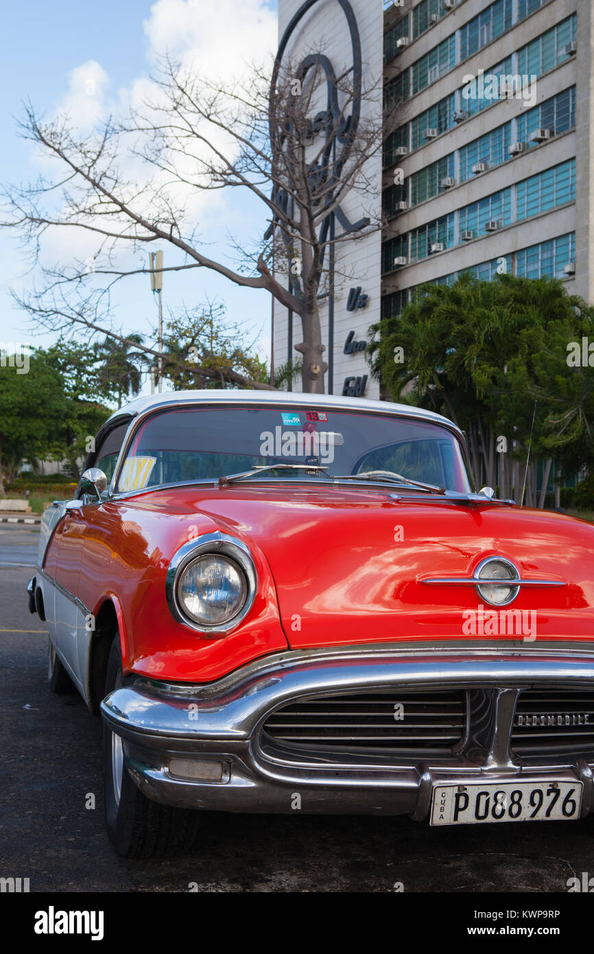 Havanna, Kuba - Januar 22, 2017: Alte amerikanische Autos auf der Straße in der Altstadt von Havanna, Kuba. Tausende von diesen Autos werden immer noch in Kuba und haben Beco Stockfoto