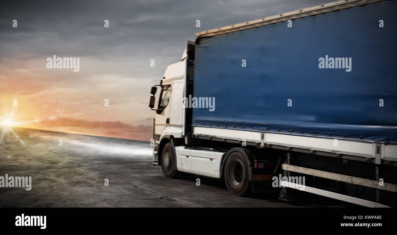 Schnelle LKW-Transport liefert Pakete Stockfoto