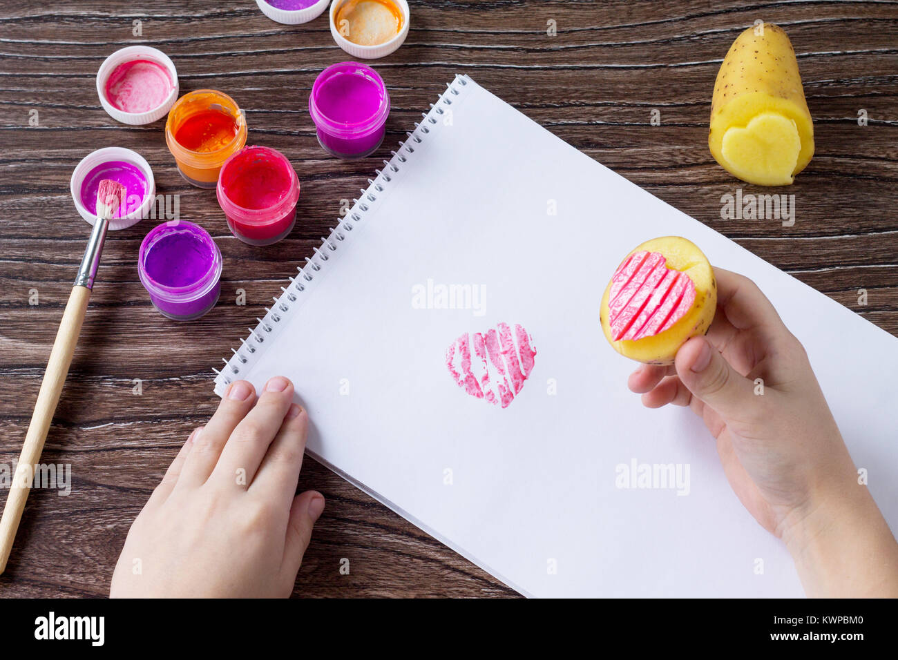 Das Kind Macht Einen Congratulatory Hintergrund Am Valentinstag Mit Eigenen Handen Gemacht Kinder Kunst Projekt Handwerk Fur Kinder Handwerk Fur Kinder Stockfotografie Alamy