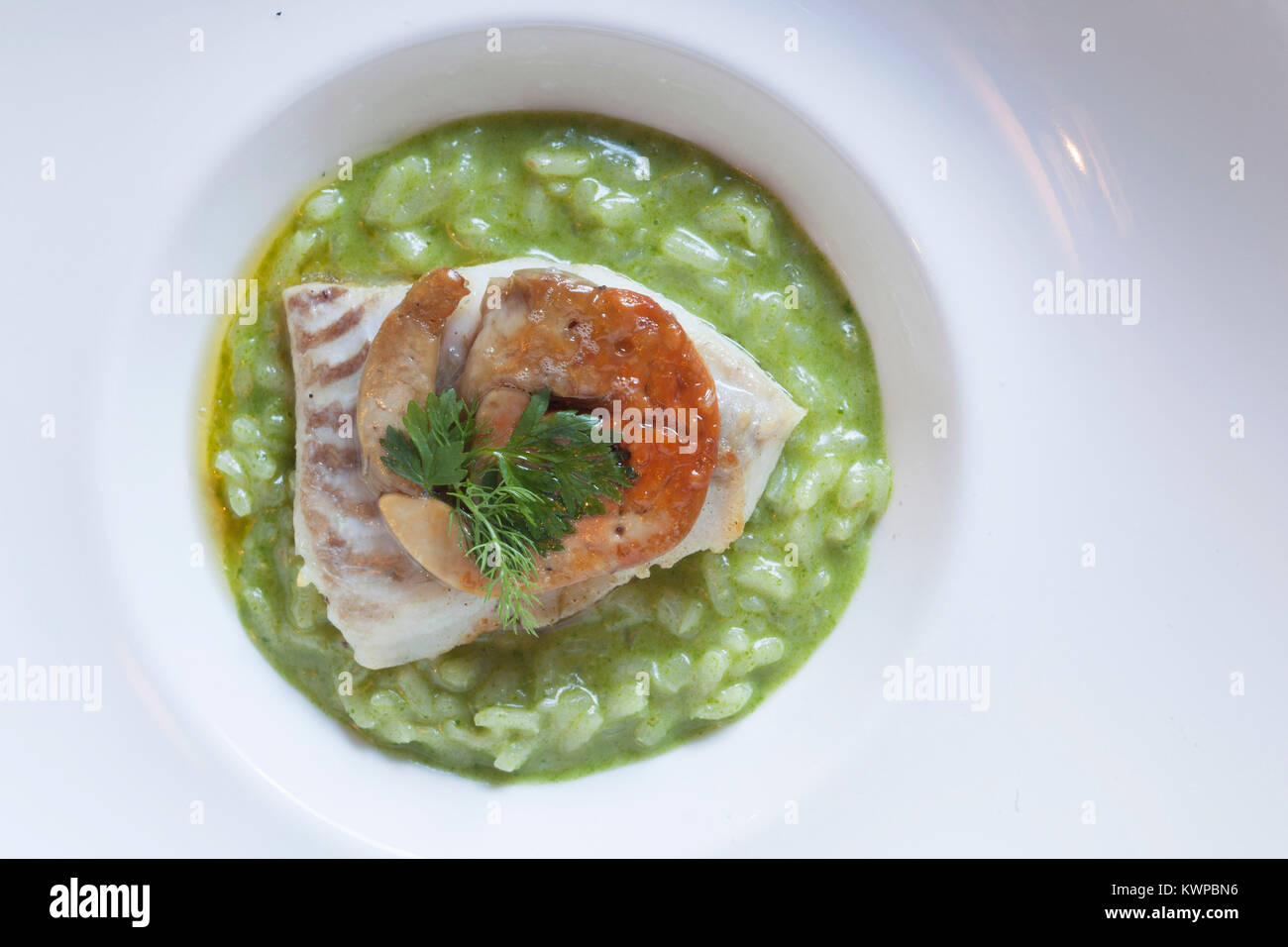 Frankreich, Lourmarin, Restaurant La Feniere. Steinbutt wie ein Rossini (mit einem Fisch, Leber) und grüne Risotto Stockfoto