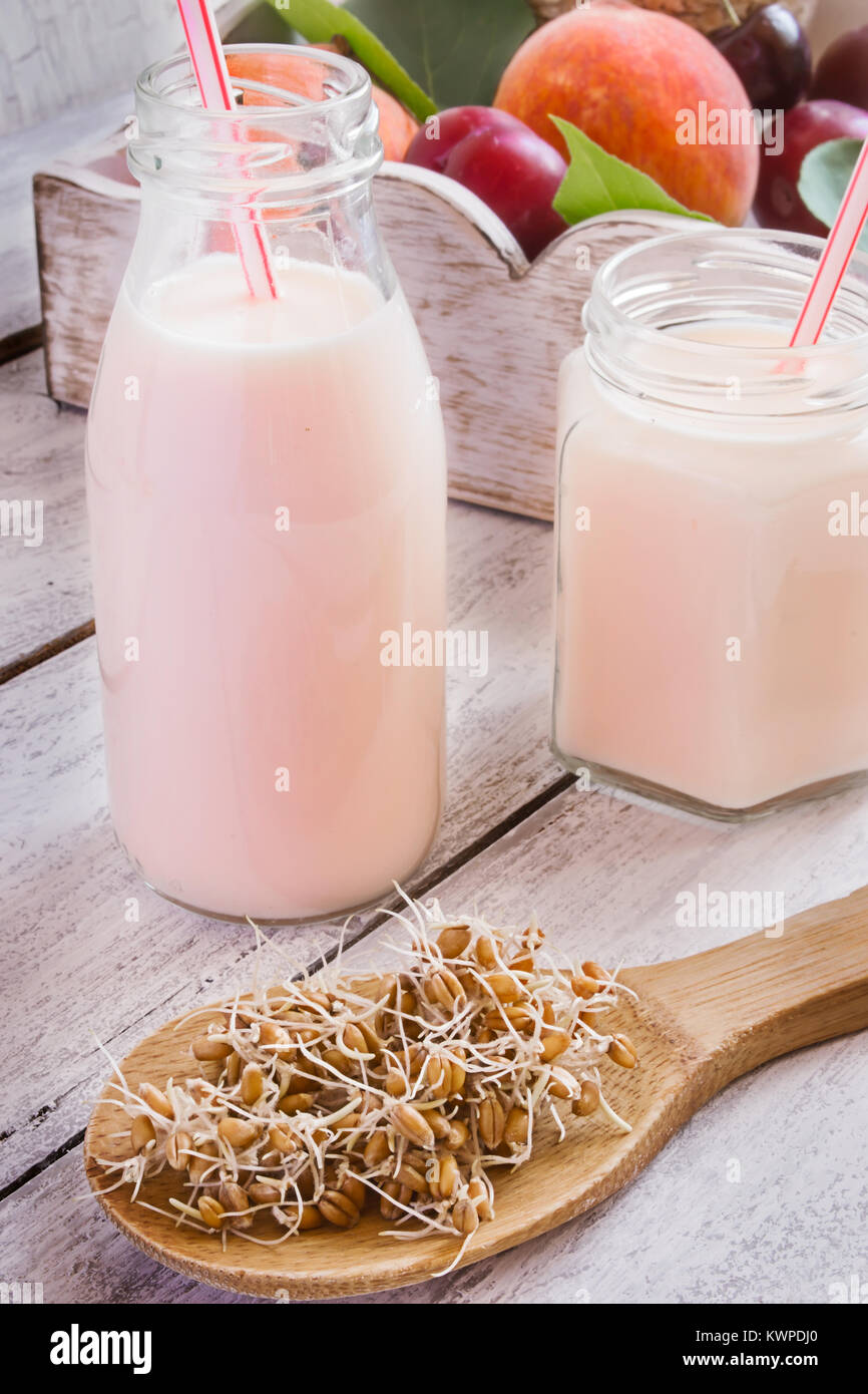 Konzept der gesunden Nahrung: Joghurt und Weizenkeime auf einem Holztisch Stockfoto