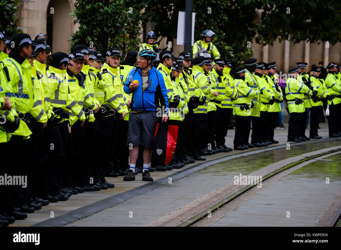 Polizei und Sicherheit auf dem Parteitag der Konservativen in Manchester Central, Manchester, UK - Sonntag Oktober 1, 2017. Ein grosses Polizeiaufgebot im Zentrum von Manchester für den Tag der Eröffnung der Konferenz, wo 2 große Proteste/Märsche geplant sind. Stockfoto