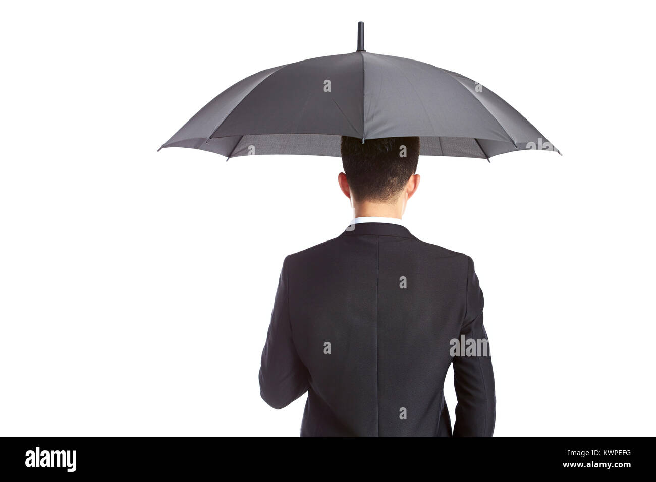 Studio Aufnahme einer jungen asiatischen Corporate Executive Holding einen schwarzen Regenschirm, Rückansicht, auf weißem Hintergrund. Stockfoto