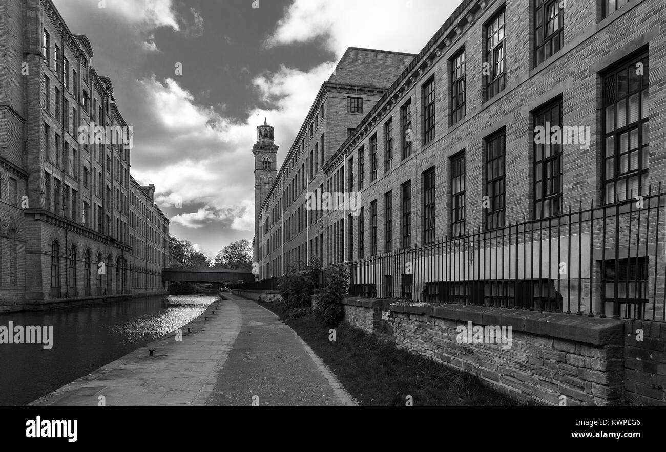 Monochrom. Salze Mill in Saltaire, ein Weltkulturerbe in West Yorkshire. Die Leeds Liverpool canal verläuft zwischen den Gebäuden. Stockfoto