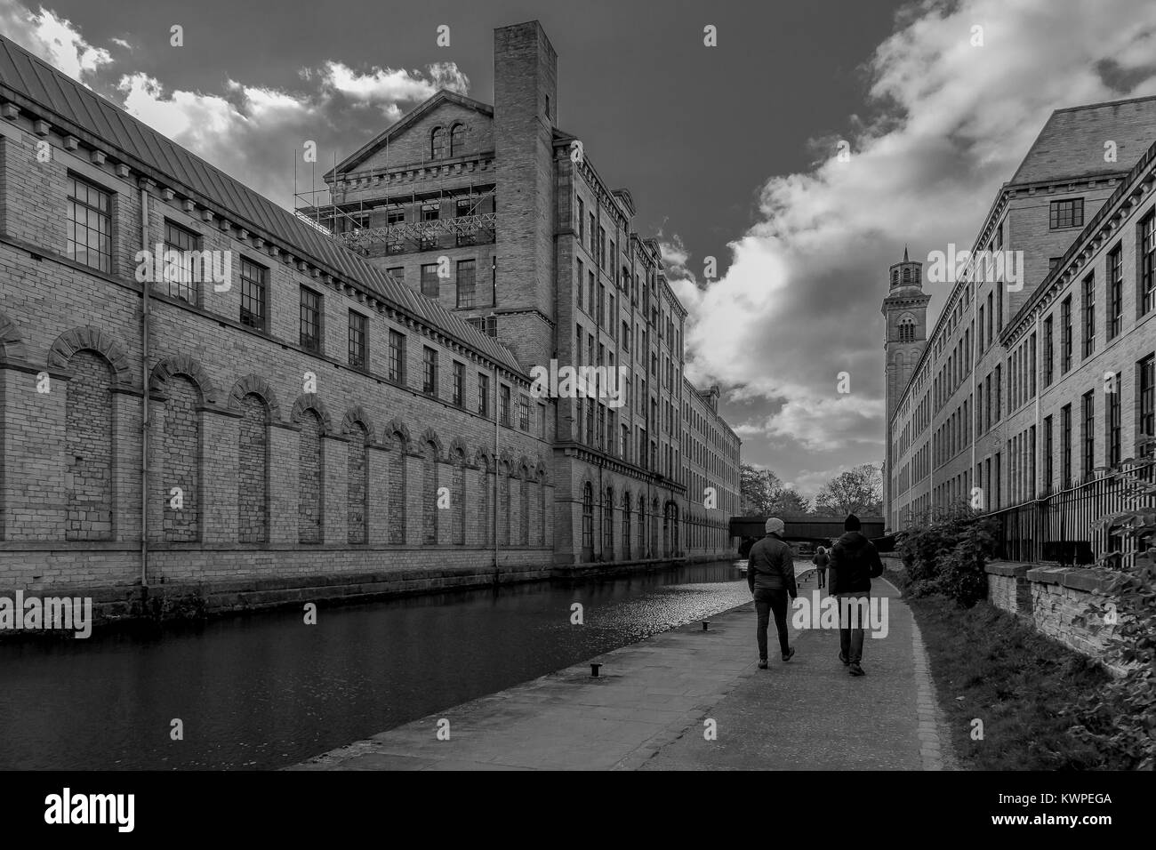 Monochrom. Salze Mill in Saltaire, ein Weltkulturerbe in West Yorkshire. Die Leeds Liverpool canal verläuft zwischen den Gebäuden. Stockfoto