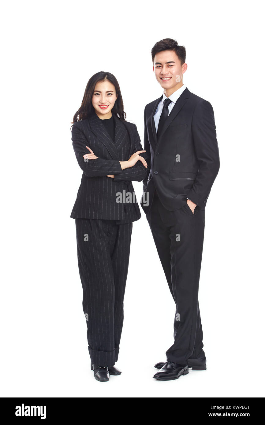 Studio Porträt von zwei jungen asiatischen Corporate Executive, Geschäftsmann und Geschäftsfrau, in die Kamera lächeln suchen, auf weißem Hintergrund. Stockfoto