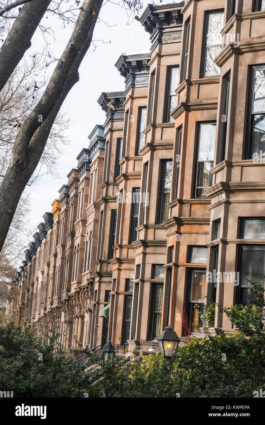 Brownstones säumen die Straßen in dem Wohnviertel Park Slope in Brooklyn, New York. Stockfoto