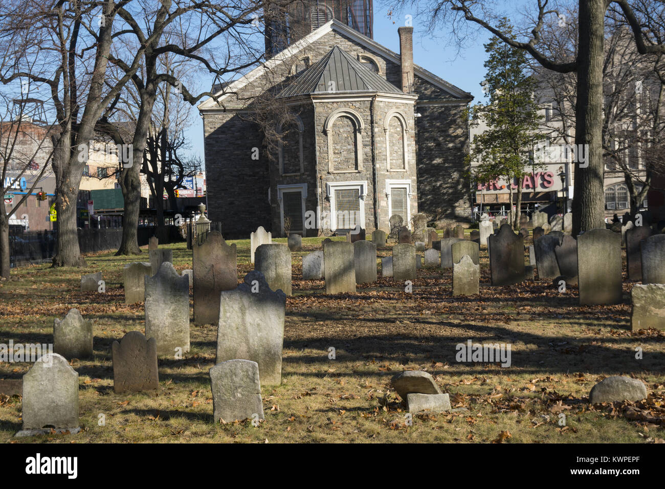 Blick nach Osten auf dem Friedhof von Flatbush Niederländischen Reformierten Kirche. Der Friedhof ist die letzte Ruhestätte der meisten Mitglieder der frühen holländische Familien Flatbush. Die frühesten lesbar Grab marker Termine bis 1754. Stockfoto