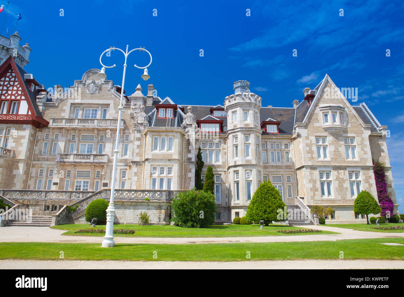 Santander, Spanien - 1. Juli 2017: Königlicher Palast der Magdalena in Santander. Es war eine königliche Residenz und ist heute die Heimat der Menendez Pelayo Inter Stockfoto
