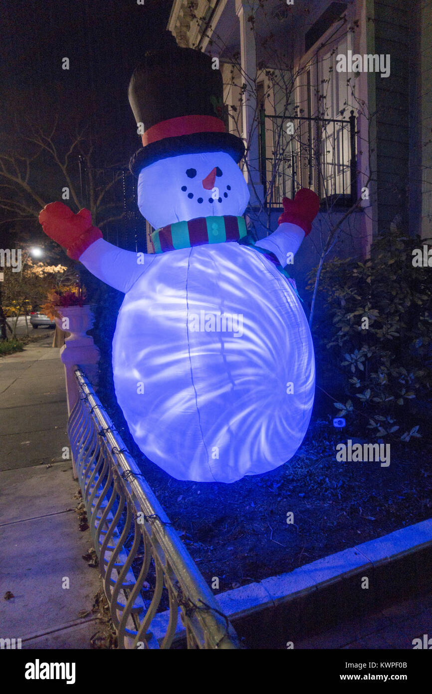 Ballon wie Weihnachten Urlaub Dekoration in einem Vorgarten im Windsor Terrace Nachbarschaft, Brooklyn, New York. Stockfoto