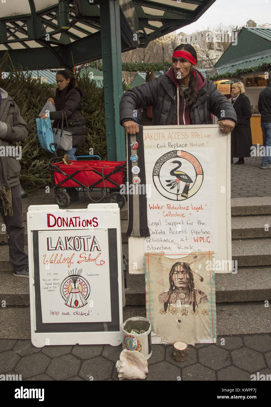 Native American Mann von der Lakota Nation in North Dakota; befürwortet und versucht Geld am Union Square in Manhattan, New York zu erhöhen. Stockfoto