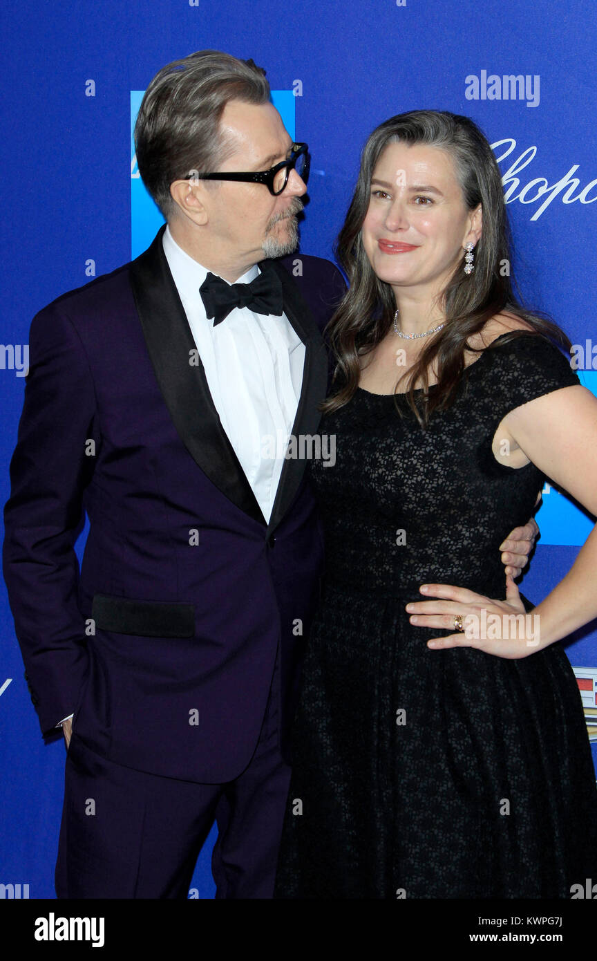 Gary Oldman und seine Frau Gisele Schmidt nehmen an der 29. jährliche Palm Springs International Film Festival Film Awards Gala in Palm Springs Convention Center am 2. Januar in Palm Springs, Kalifornien, 2018. Stockfoto