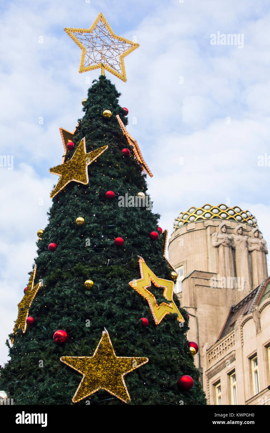 Ein schöner Weihnachtsbaum der Wenzelsplatz Weihnachtsmarkt in Prag, Tschechische Republik. Stockfoto