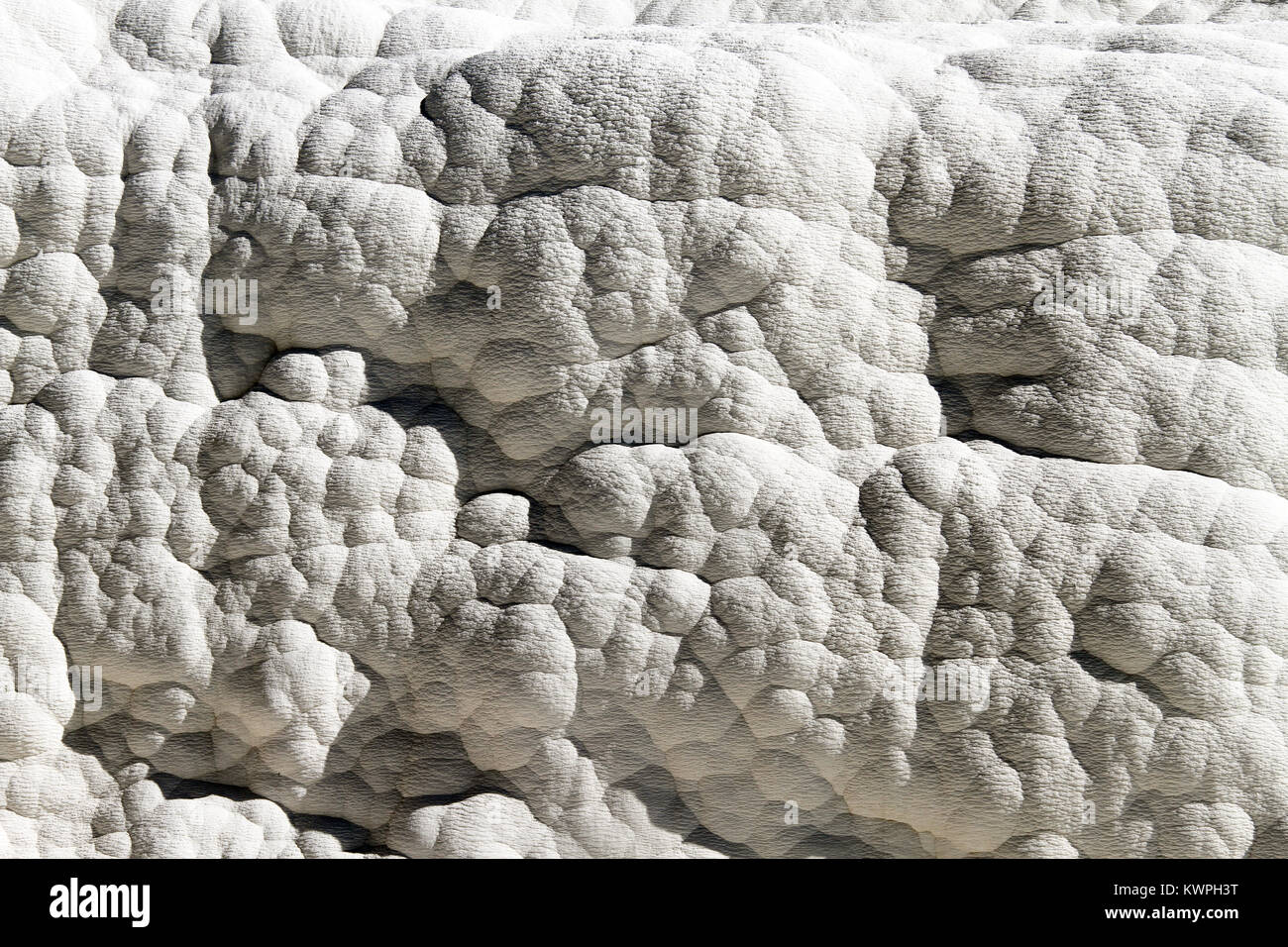 Seltsame Travertin Formationen auf dem Gesicht von Rock in Pamukkale, Türkei Stockfoto