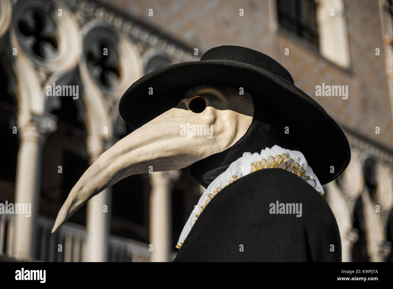 Pest Arzt traditionelle venezianische Maske, Kostüm der Karneval von Venedig, mit Dogenpalast Gothic Dekoration im Hintergrund Stockfoto