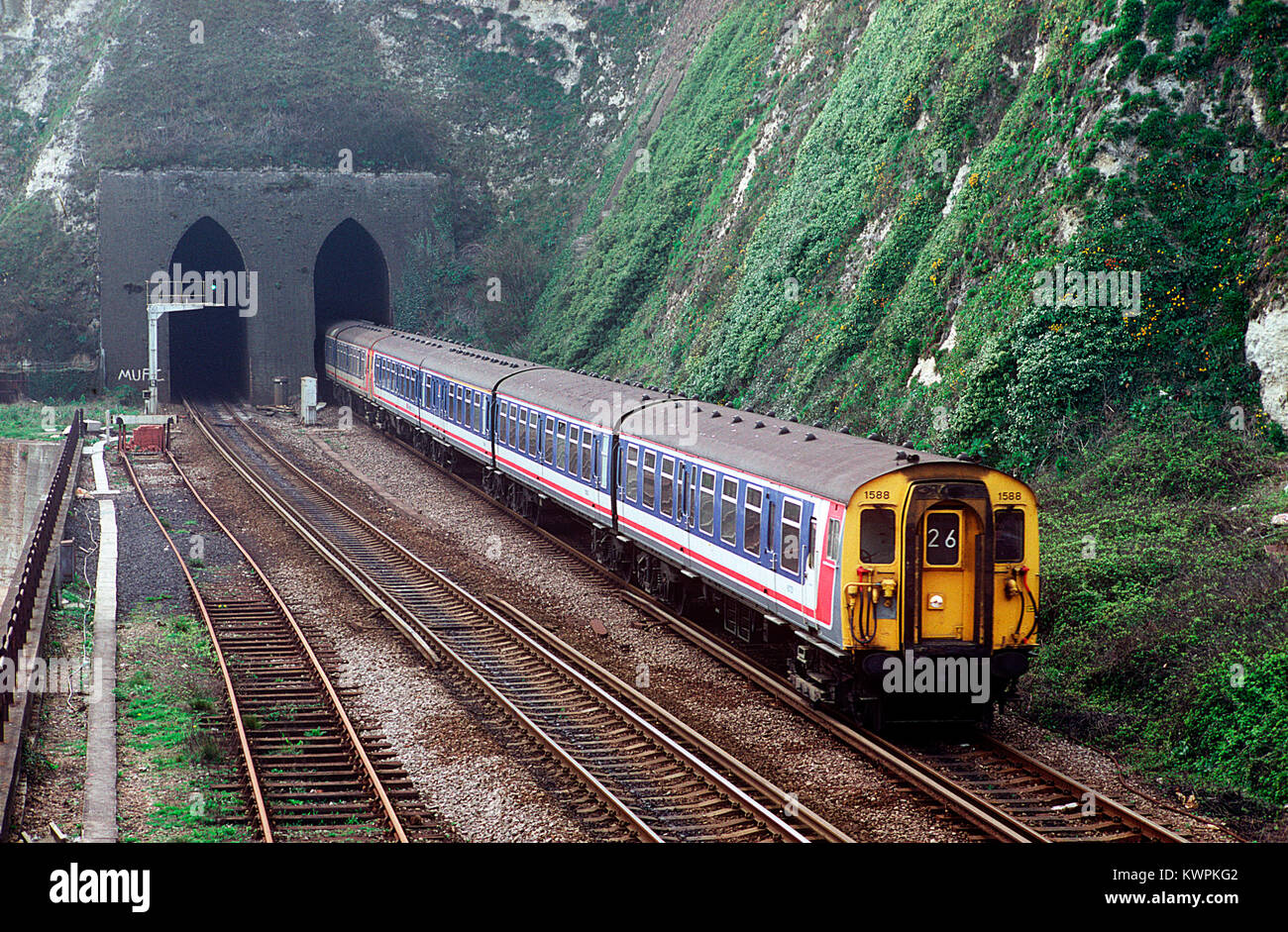 Ein paar Netzwerk Südost Klasse 411 4 Cep EMUs Nummern 1588 und 1567 ergeben sich aus Shakespeare Cliff Tunnel zwischen Dover und Folkestone. 8. April 1993. Stockfoto