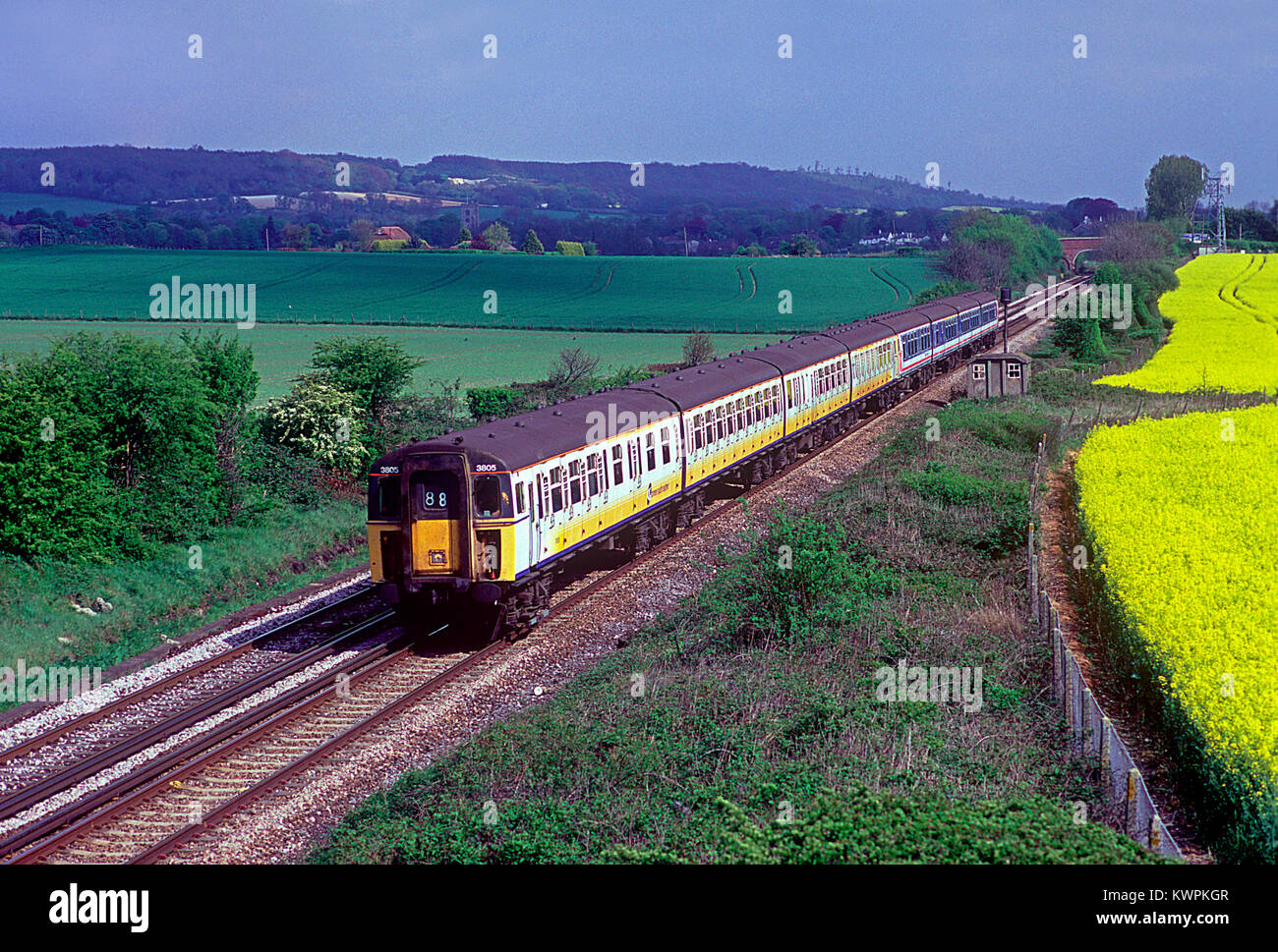 Eine Klasse 423 4-VEP und eine Klasse 411 4-CEP-Elektrischer Triebzug bilden einen Connex service im Charing Heath. 25. April 2002. Stockfoto