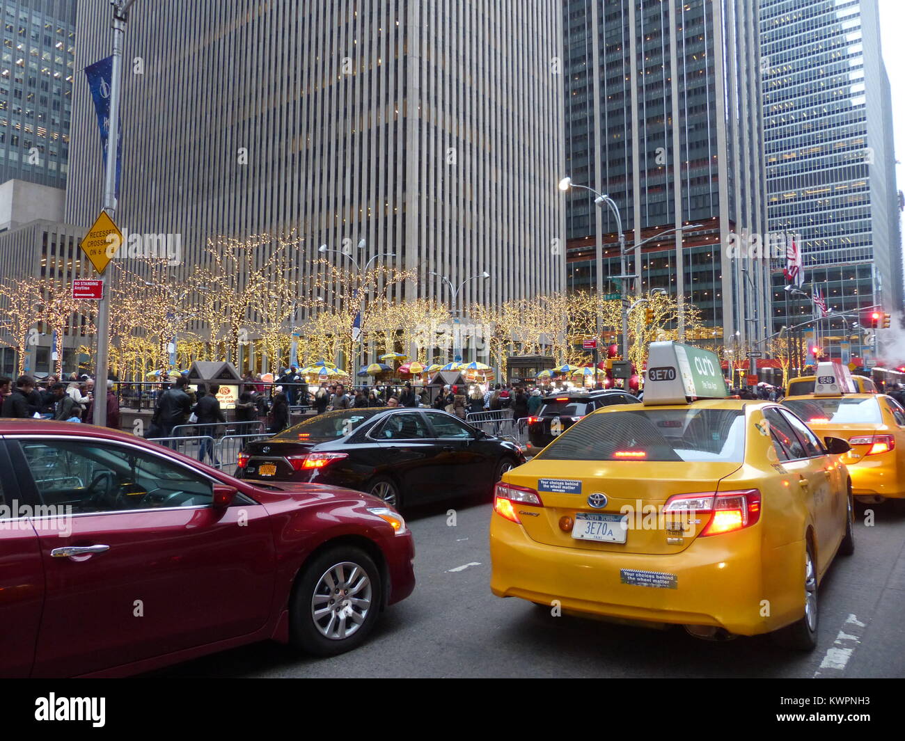 New York Yellow Cabs mit General Motors Building Stockfoto
