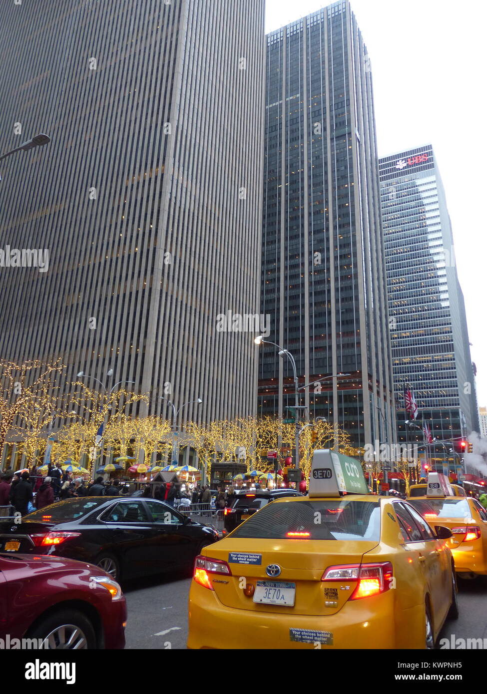 New York Yellow Cabs mit General Motors Building Stockfoto