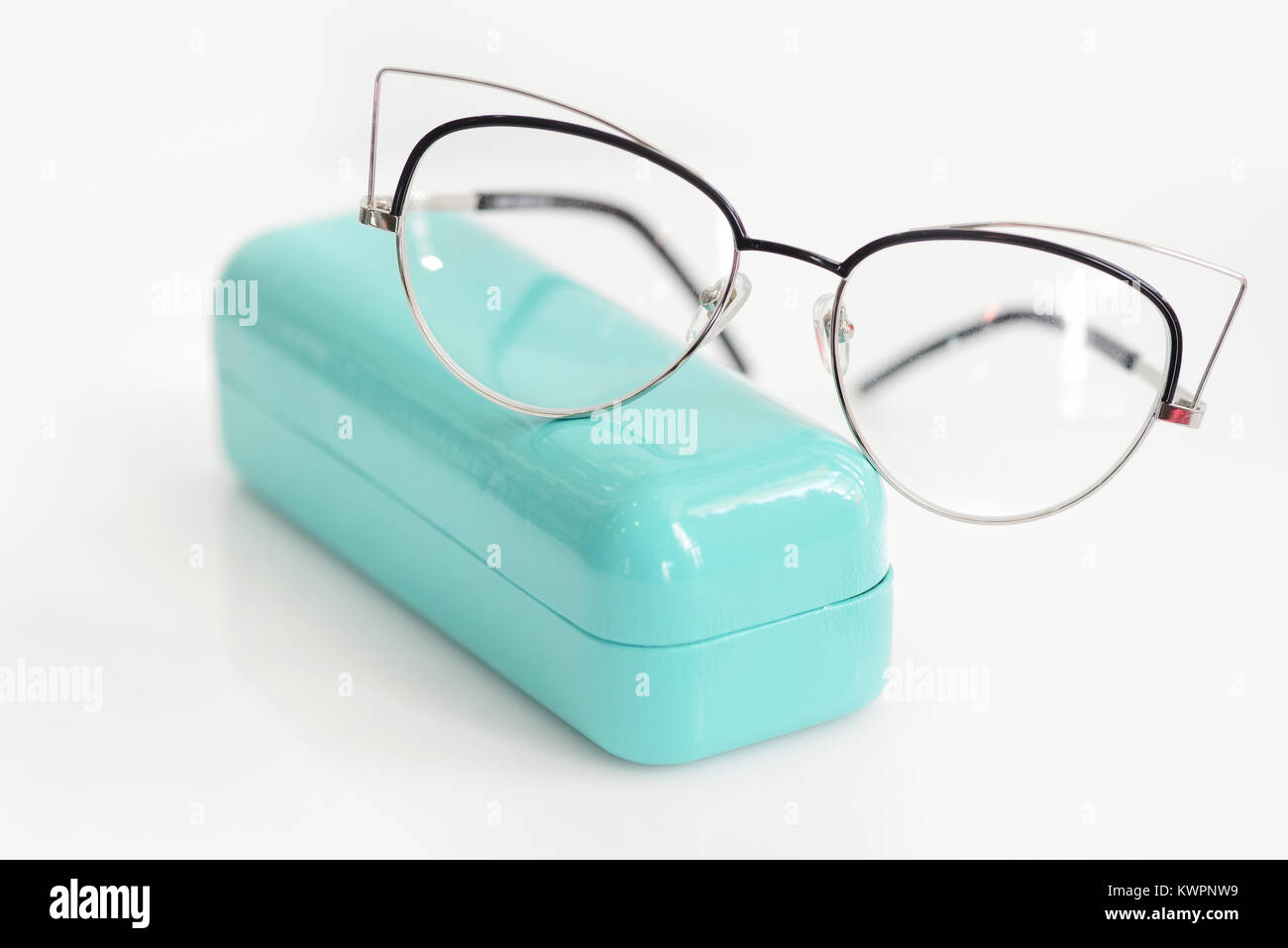 Brillen Etui mit modischen Brille auf weißem Hintergrund Stockfoto