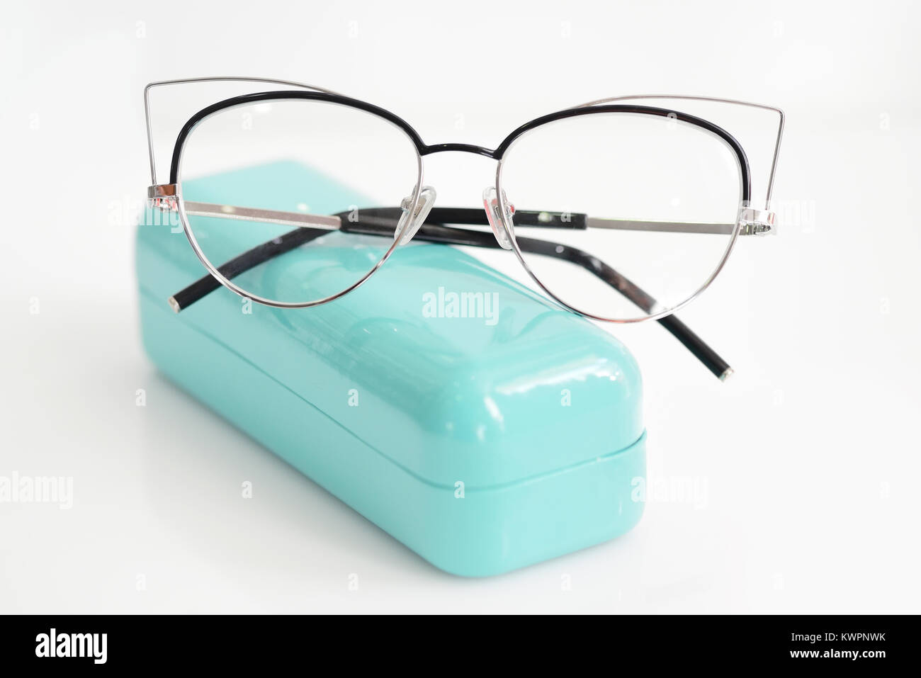 Brillen Etui mit modischen Brille auf weißem Hintergrund Stockfoto
