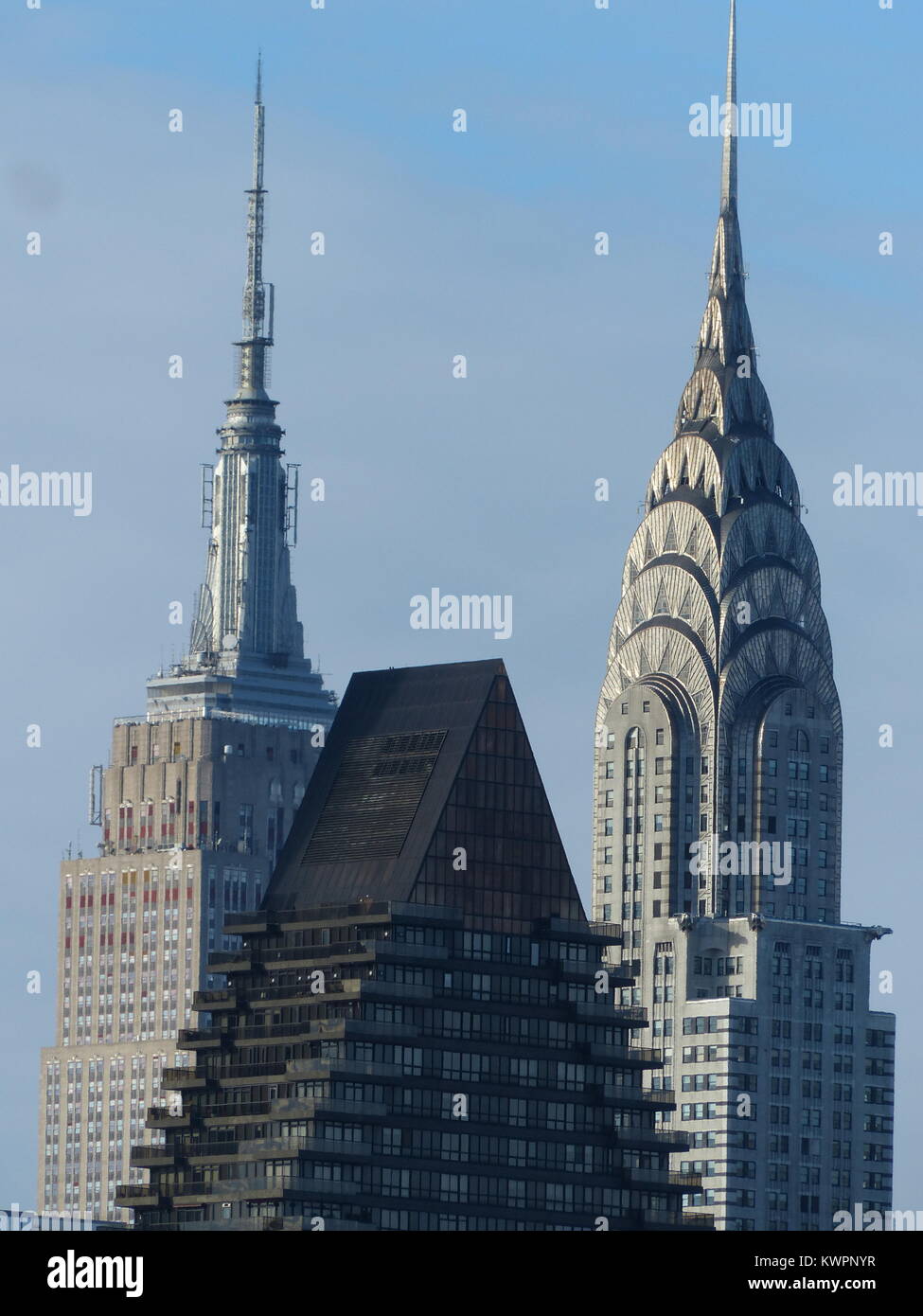 New York City, das Chrysler Building und das Empire State Building mit Pyramide Gebäude gesehen von Ed Koch Queensborough Bridge Stockfoto