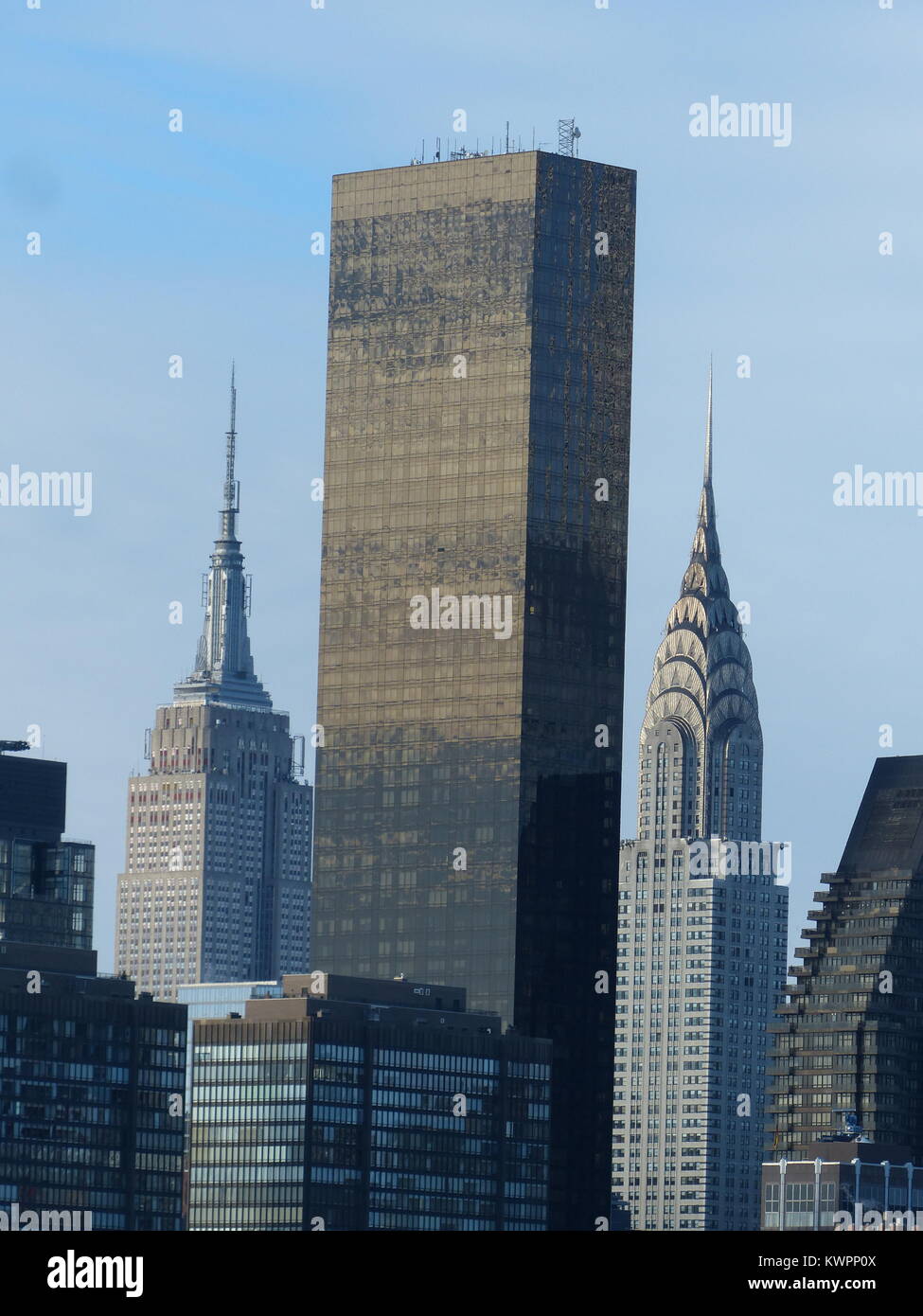 New York City, das Chrysler Building und das Empire State Building mit Trump World Tower an der United Nations Plaza und vom Architekten Costas Kon konzipiert Stockfoto
