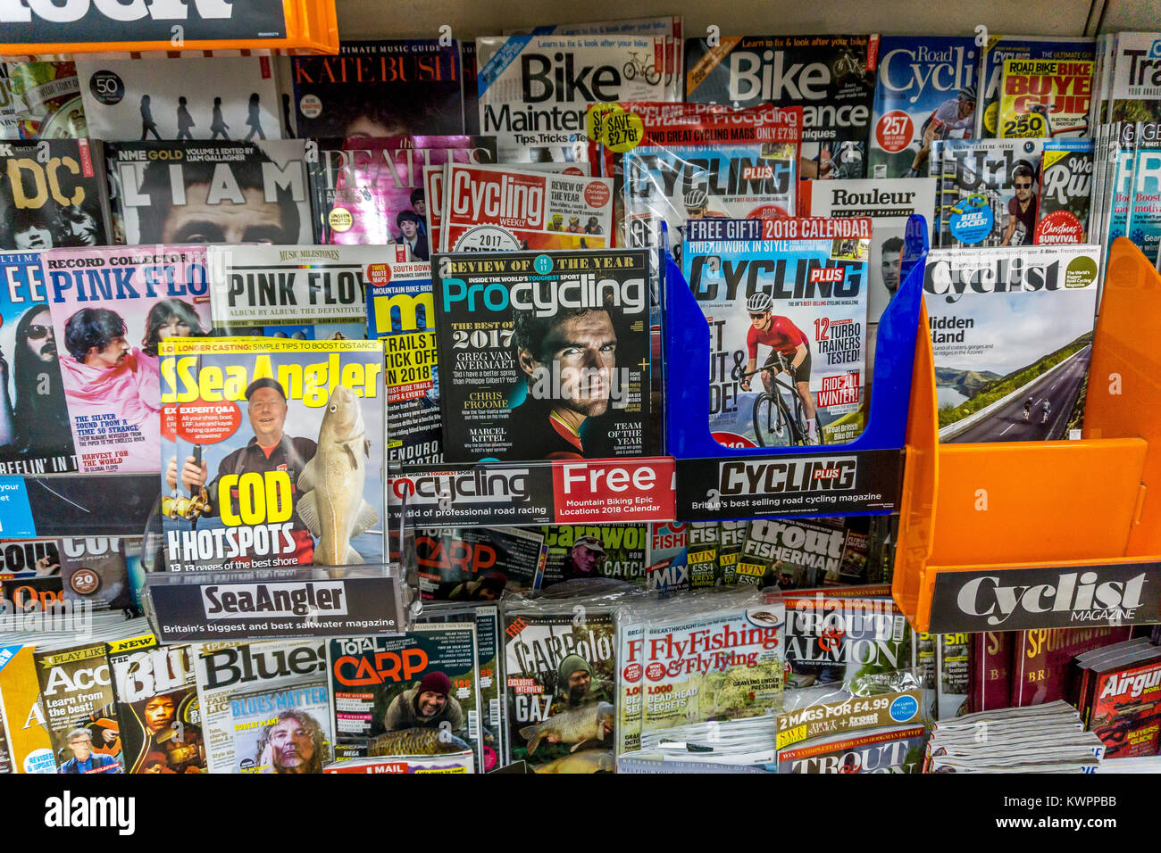 Radfahren Magazin Anzeige bei WHSmith, Huddersfield, West Yorkshire, England, Großbritannien Stockfoto