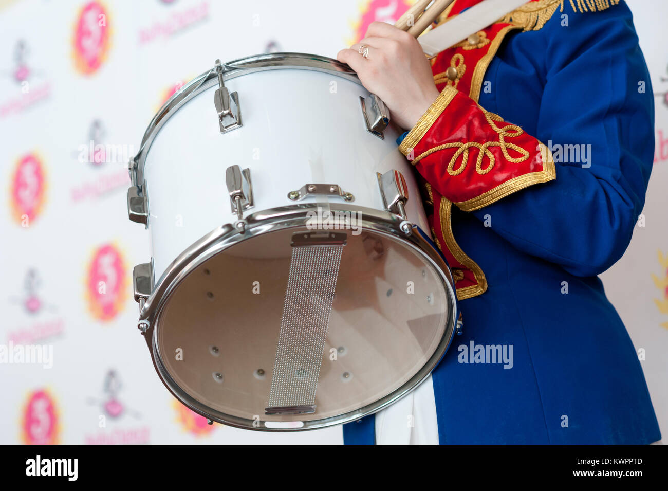 Mädchen, Schlagzeuger in Form von einem Husaren Stockfoto