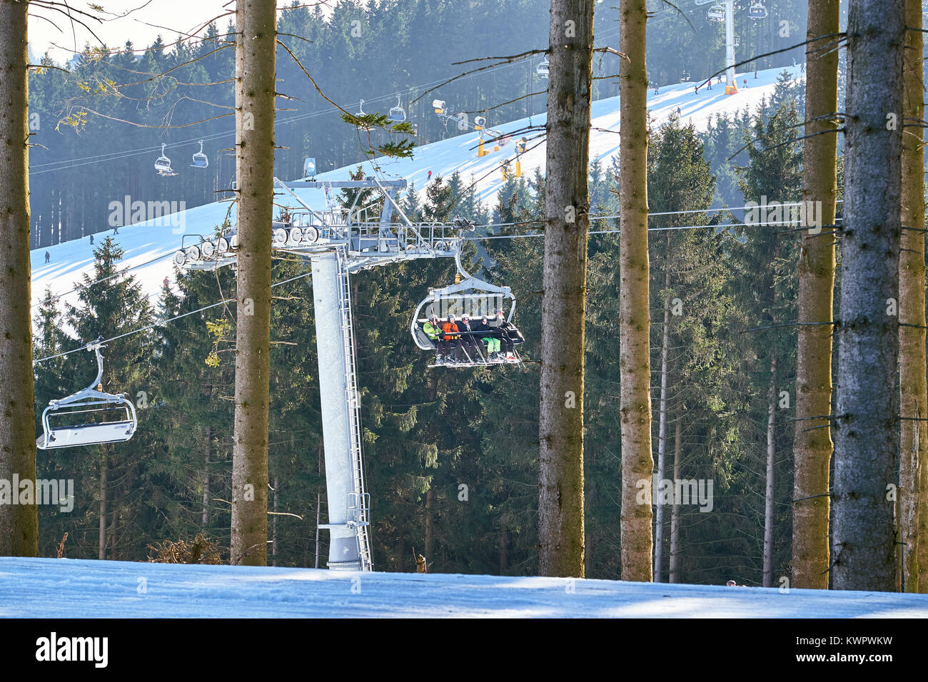 WINTERBERG, Deutschland - 15. Februar 2017: Sesselbahn geht durch einen Kiefernwald am Ski-Karussell Winterberg Stockfoto