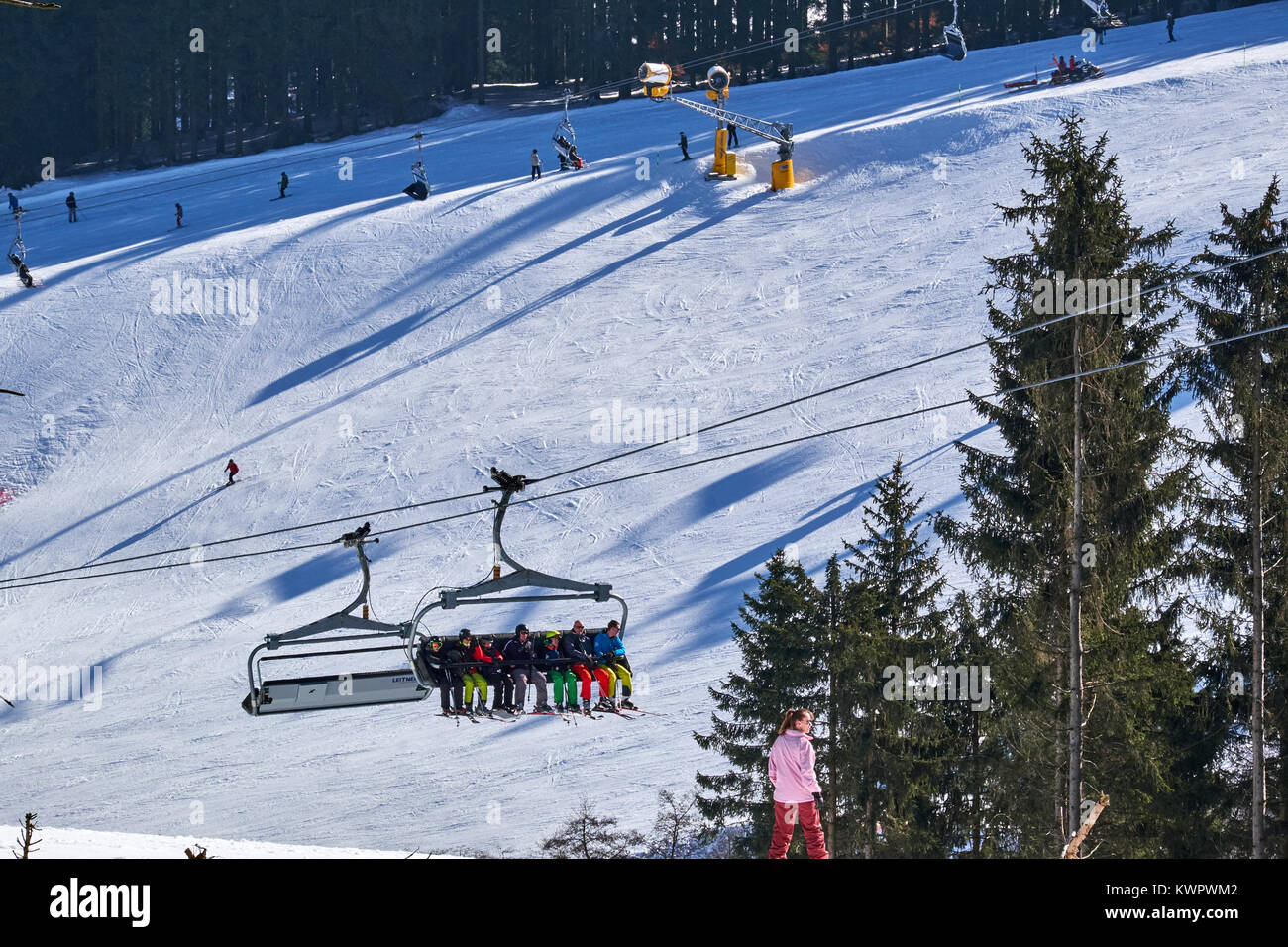 WINTERBERG, Deutschland - 15. FEBRUAR 2017: Sessellift hängt über eine Skipiste im Skikarussell Winterberg Stockfoto