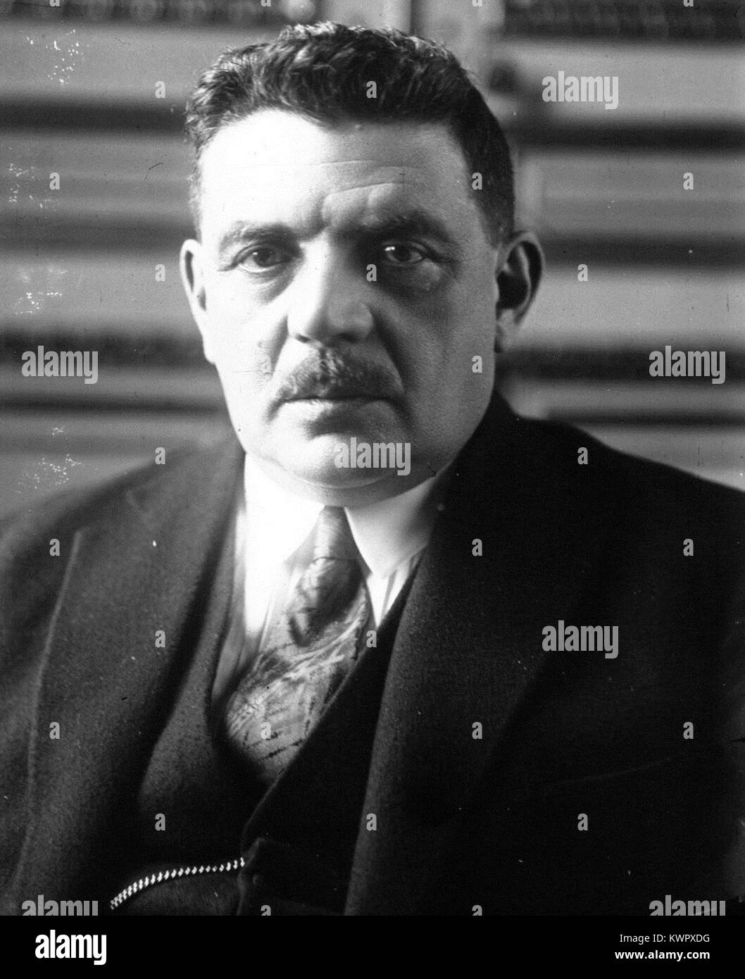 Offizielles Porträt von Edouard Herriot, Präsident des Rates (Premierminister) von Frankreich 1924. Das Bild repräsentiert seine Rolle in der französischen Regierung während der Dritten Republik und betont Führung und nationalen Dienst. Stockfoto
