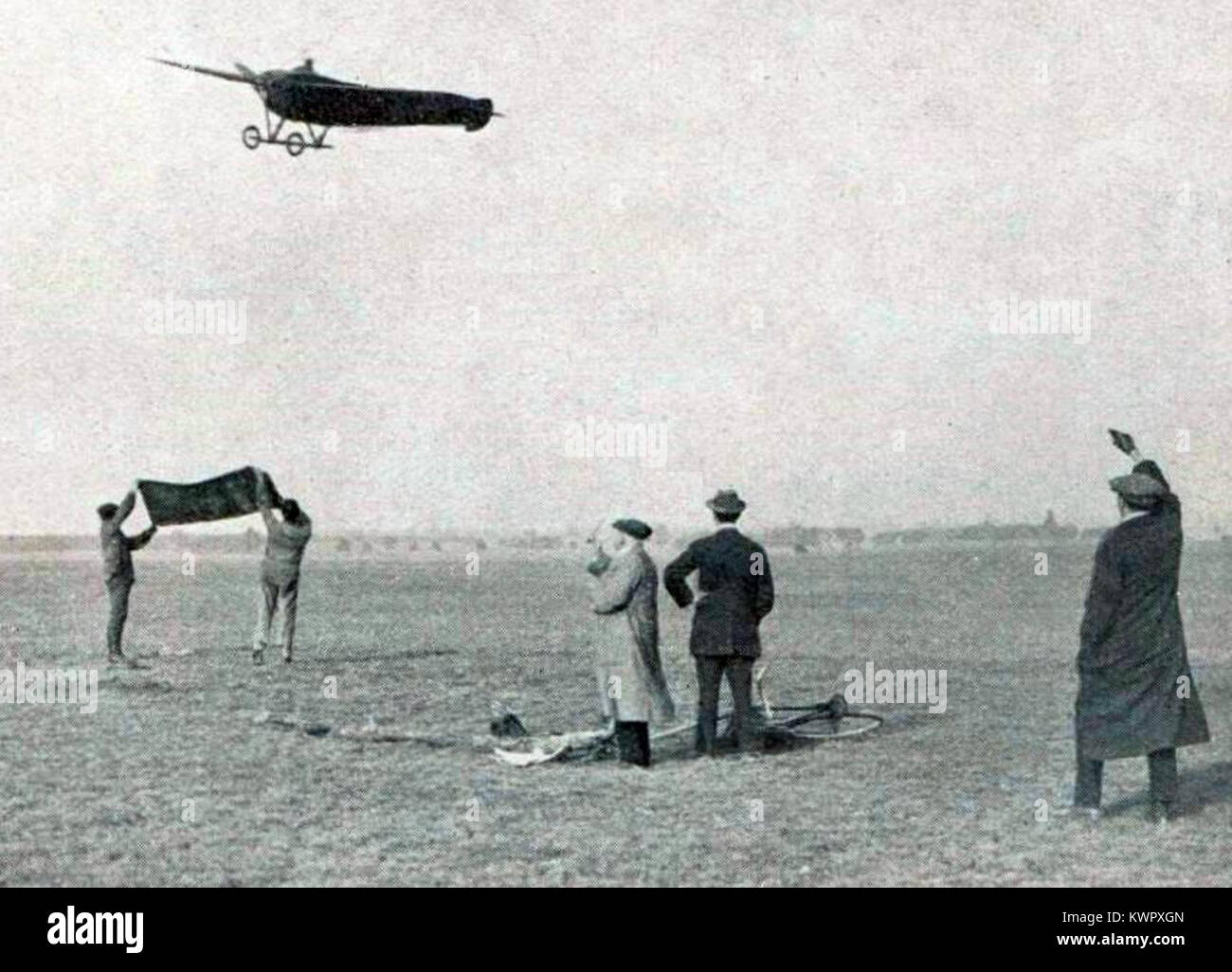 Foto von Edouard Nieuport, französischer Flieger, der am 11. Mai 1911 in Châlons (Frankreich) einen Geschwindigkeitsweltrekord aufstellte und damit einen Meilenstein in der frühen Luftfahrt und Luftfahrttechnik markierte. Stockfoto