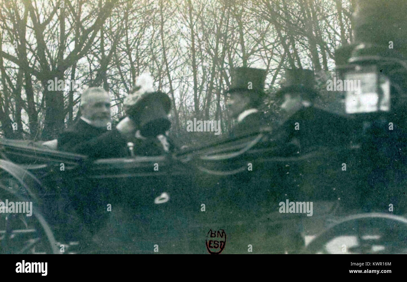 Emile Loubet, Präsident Frankreichs im Jahr 1899, wird beim Prix du Président de la République in Auteuil gezeigt. Die Veranstaltung war ein großes französisches Pferderennen, das die Schnittpunkte von Politik, Gesellschaft und Sport während der Dritten Republik veranschaulichte. Stockfoto