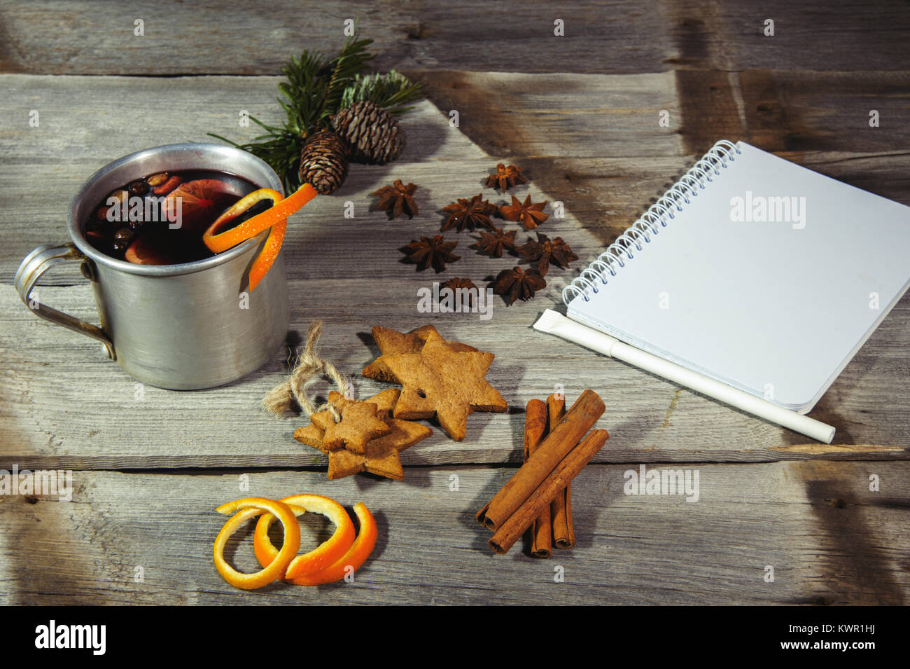 Traditionelle fruchtiger Glühwein aus dem alten Becher, auf einem alten Holztisch Stockfoto